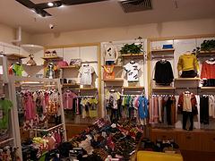 要買優(yōu)惠的童裝展柜就到福州泉頭家具，福州童裝展柜哪家好