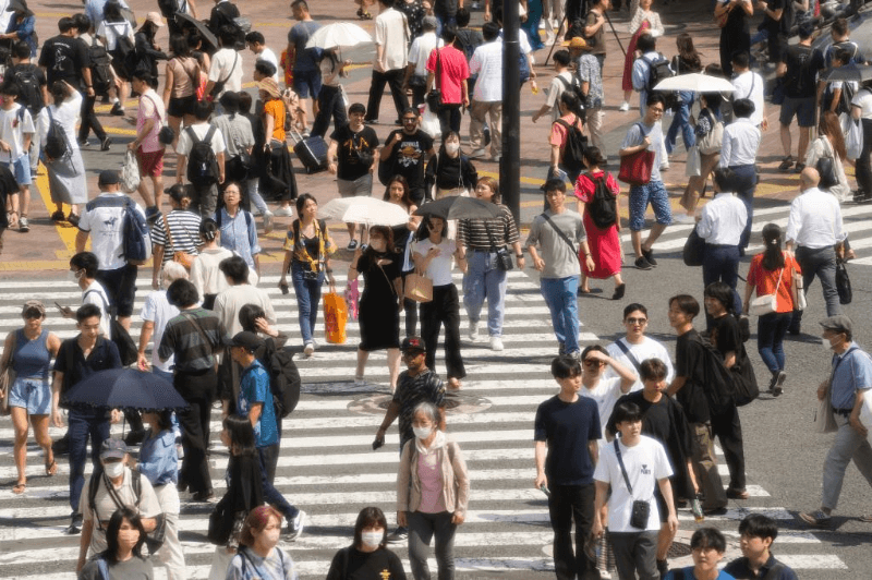 2023q??9日，Z在日本东京ӆ谯头行? width=